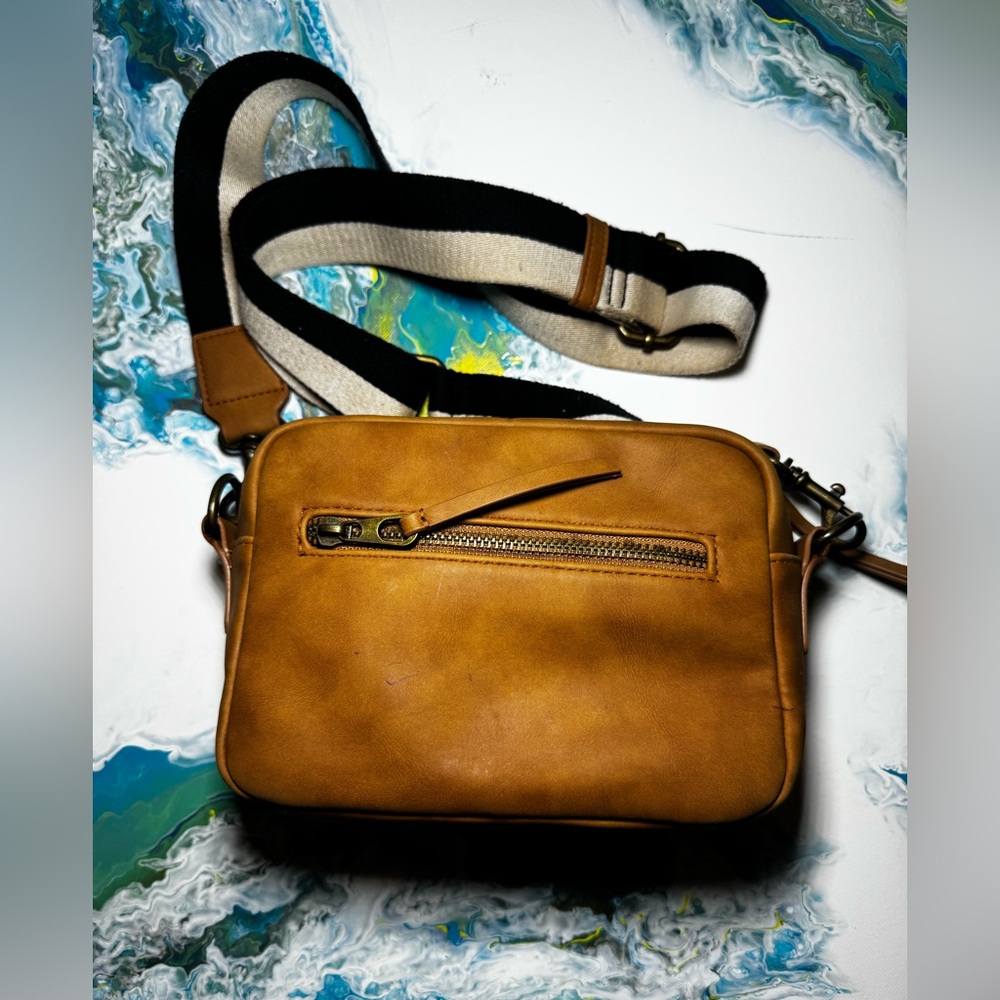 UNIVERSAL THREAD TAN LEATHER CROSSBODY CAMERA BAG W/GUITAR STRAP ON Bag